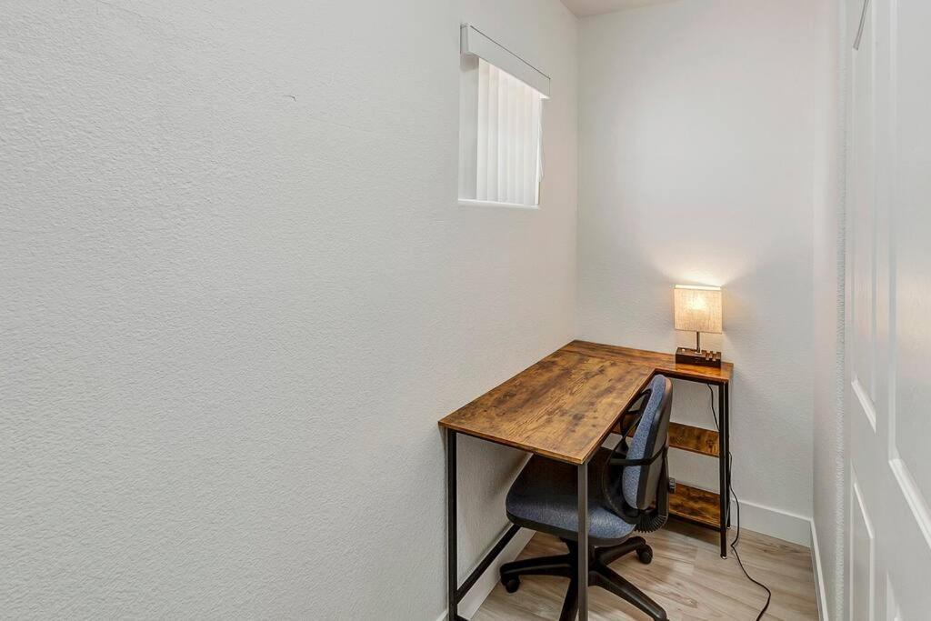 Beautiful Newly Renovated 4 Bedroom House U024 ラスベガス エクステリア 写真